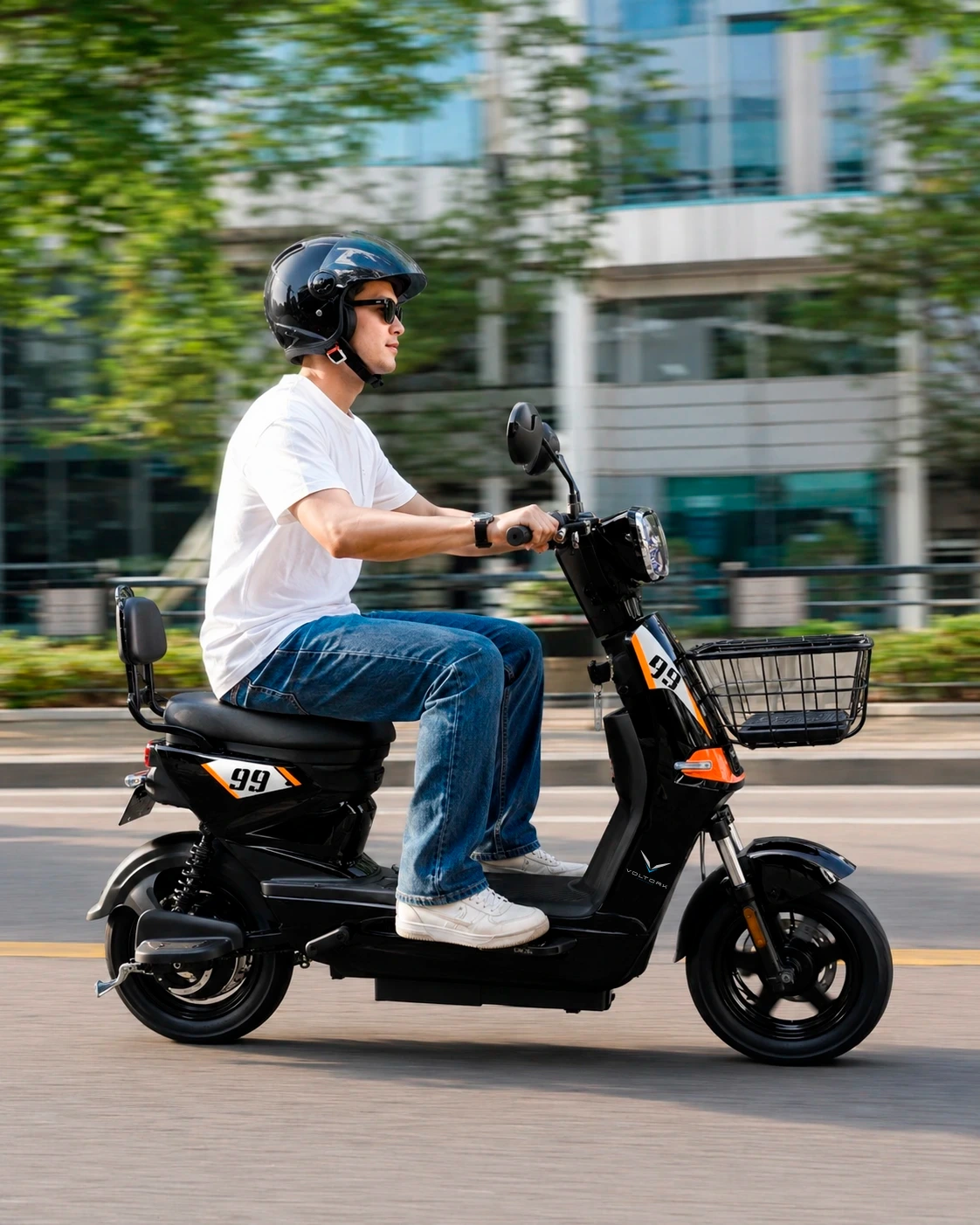 Cliente pilotando a Voltork 99 na cidade